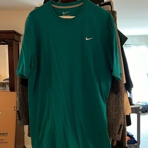 Nike T shirt in great teal color like new